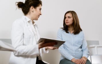 Jak kontrolować swoje zdrowie przy stosowaniu antykoncepcji hormonalnej – badania i skutki uboczne