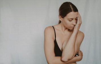 Depresja poporodowa – przyczyny, objawy i leczenie. Jak często pojawia się baby blues?